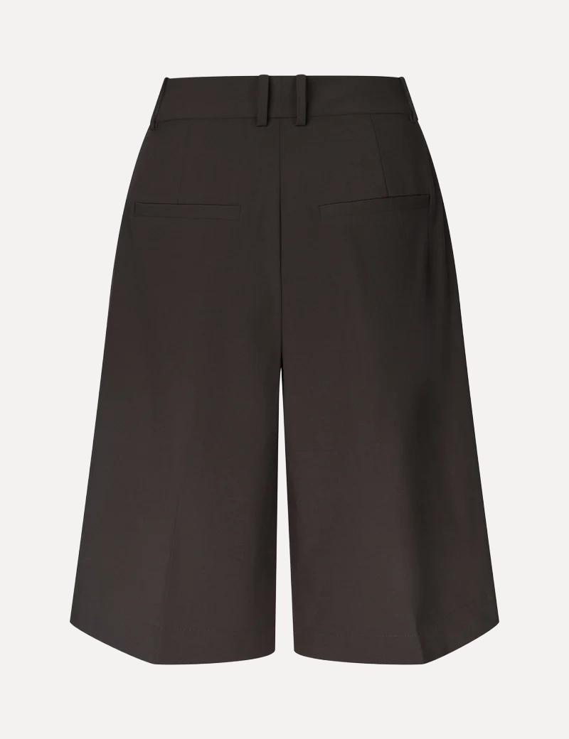 MBYM bermuda shorts Bamudo Willah 2. The deep brown colour gives these bermuda shorts a soft elegance, while the refined ...