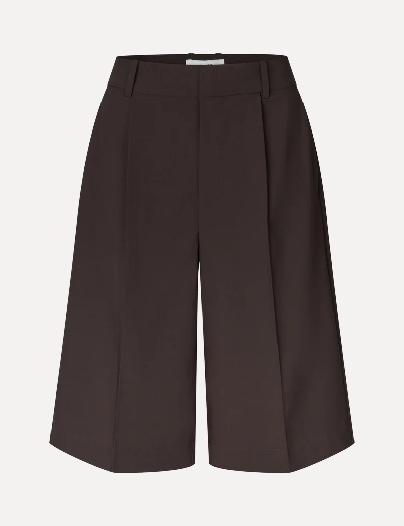 MBYM bermuda shorts Bamudo Willah 1. The deep brown colour gives these bermuda shorts a soft elegance, while the refined ...