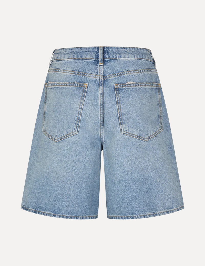 MBYM bermuda en denim Talina 7. La longueur plus longue et la coupe ample donnent à ce bermuda cette allure décontractée ...