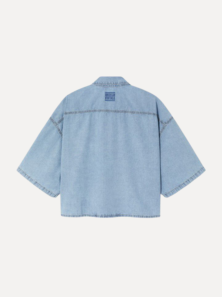 American Vintage chemise en denim Paybou 7. Le délavage denim clair confère à cette chemise une allure fraîche qui évoque...