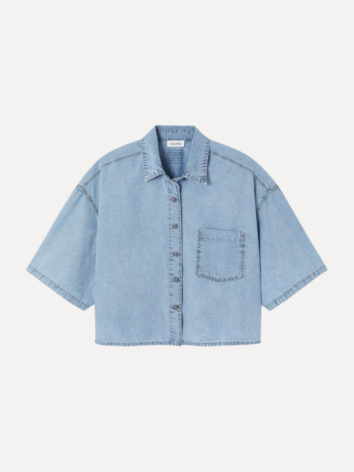 American Vintage chemise en denim Paybou 2. Le délavage denim clair confère à cette chemise une allure fraîche qui évoque...