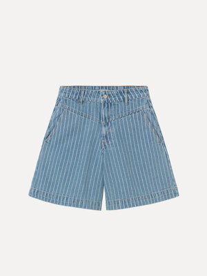Bermuda Denim. De fijne krijtstrepen en de losse pasvorm brengen het beste van twee werelden samen. Relaxed genoeg voor e...