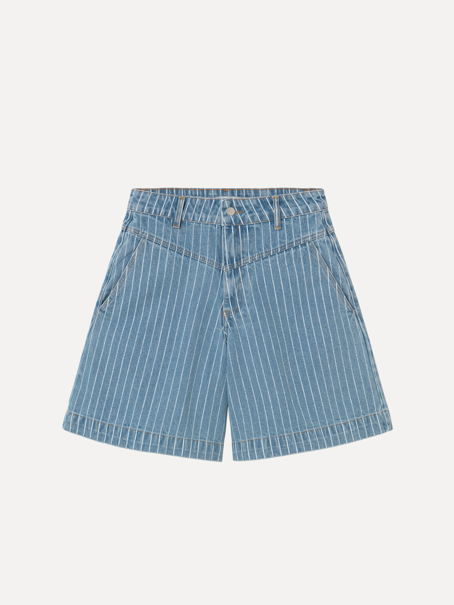 The tiny big sister gestreepte bermuda Denim 1. De fijne krijtstrepen en de losse pasvorm brengen het beste van twee were...
