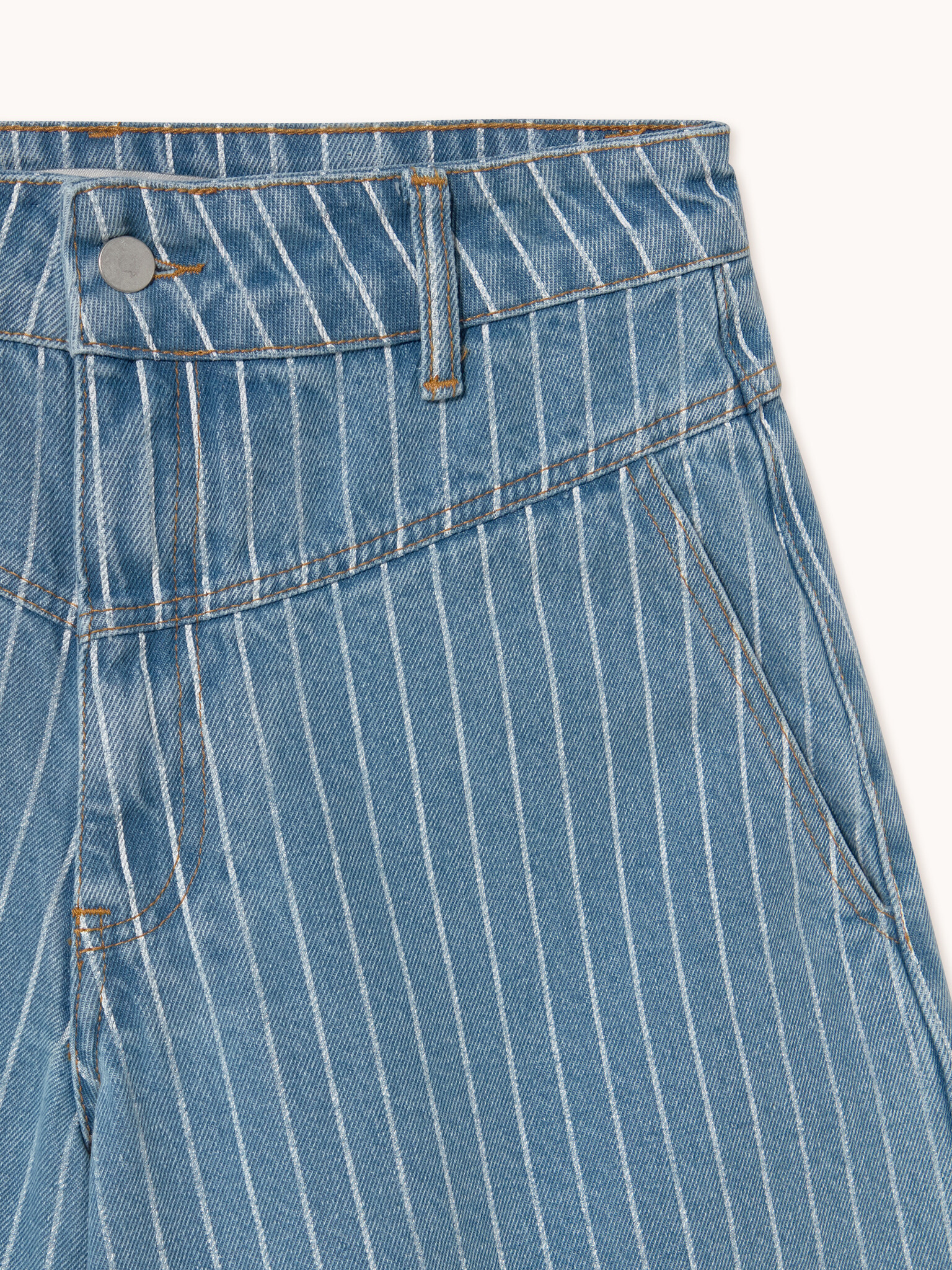 The tiny big sister gestreepte bermuda Denim 2. De fijne krijtstrepen en de losse pasvorm brengen het beste van twee were...