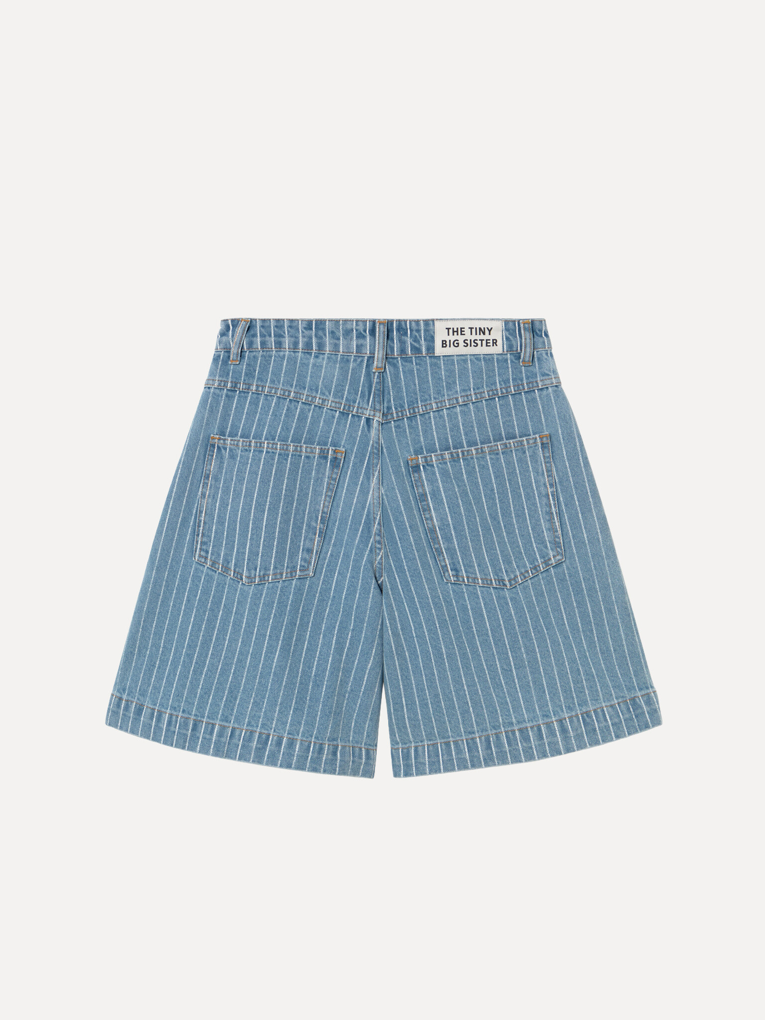 The tiny big sister gestreepte bermuda Denim 3. De fijne krijtstrepen en de losse pasvorm brengen het beste van twee were...
