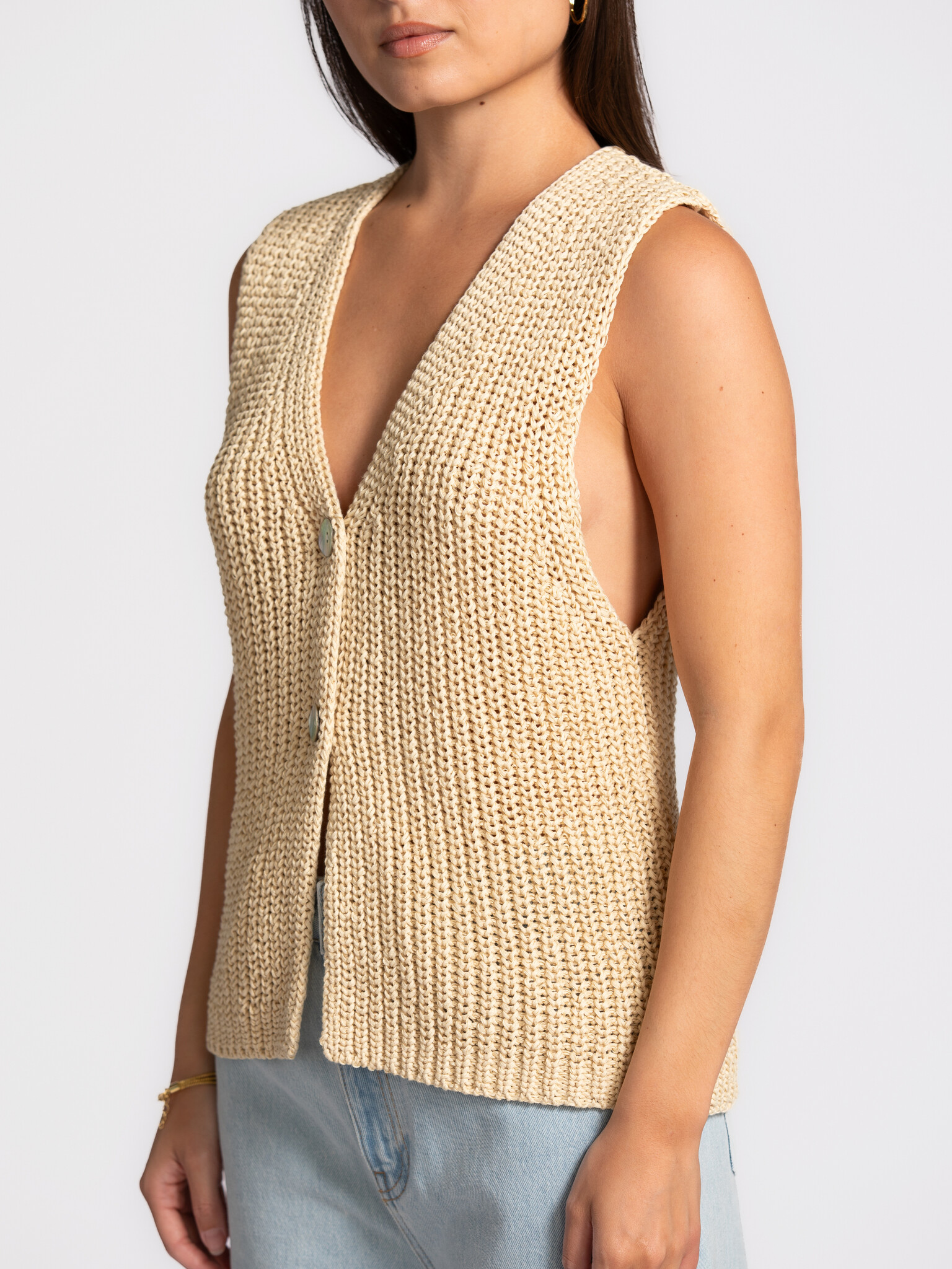 Edited knitted cardigan Nadja 4. The loose knit structure and natural feel give this cardigan a subtle bohemian touch. Th...