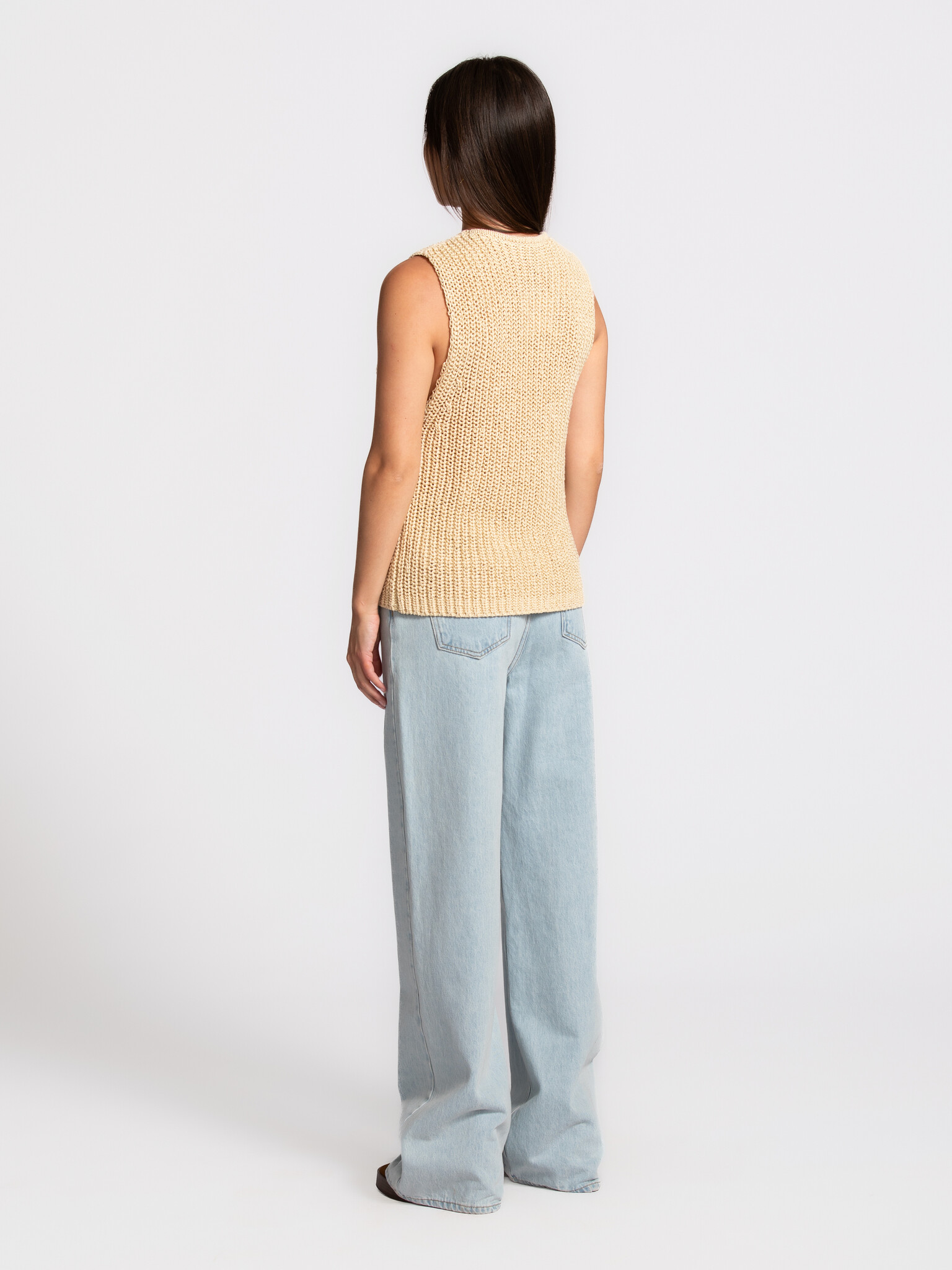 Les Soeurs wide fit jeans Jules 5. Clean and timeless. These light blue denim trousers feature a straight, long cut and a...