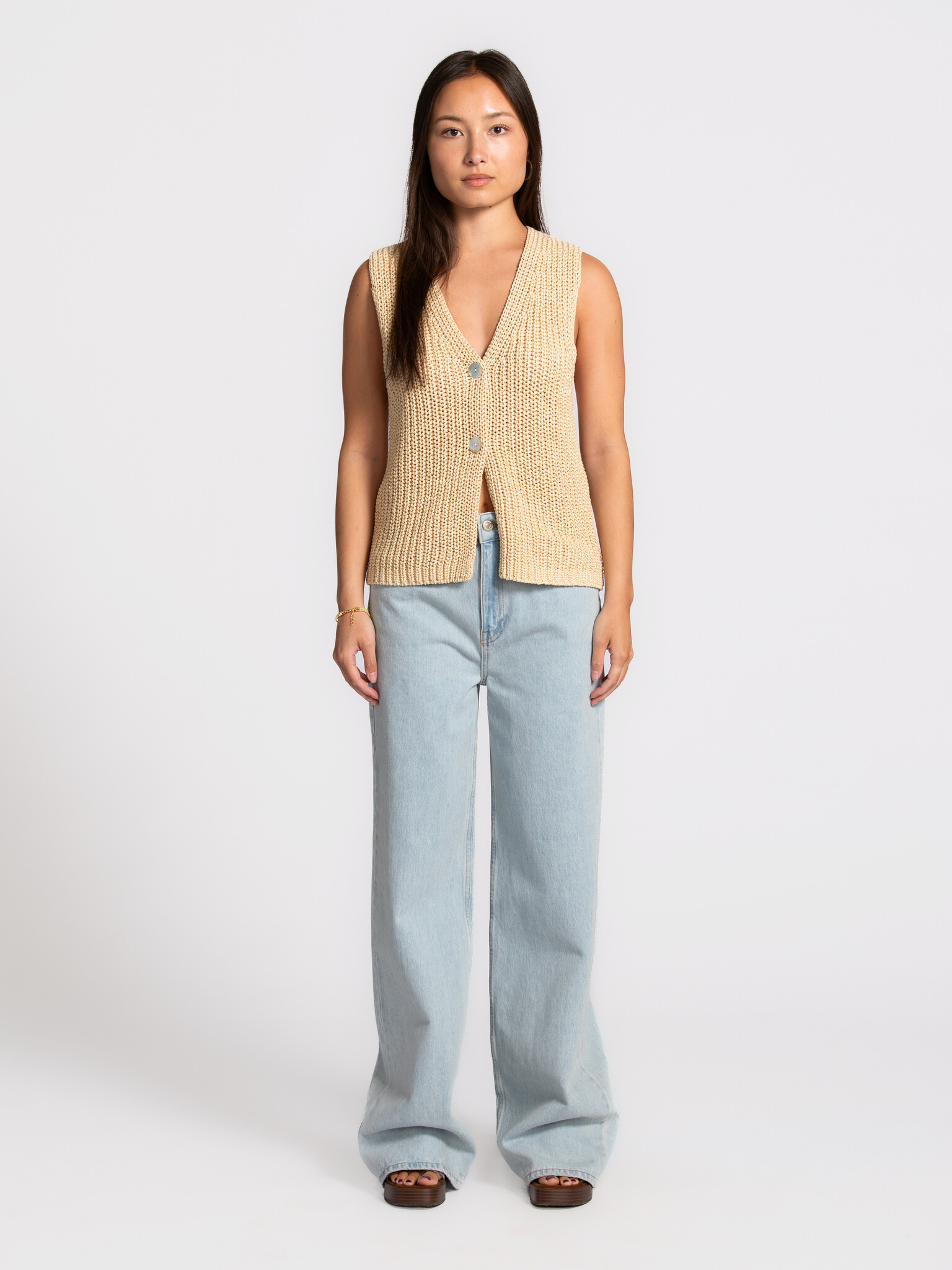 Les Soeurs wide fit jeans Jules 3. Clean and timeless. These light blue denim trousers feature a straight, long cut and a...