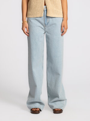 Jean Jules. Épuré et intemporel. Ce pantalon en denim bleu clair présente une coupe droite et longue avec un tombé fluide...