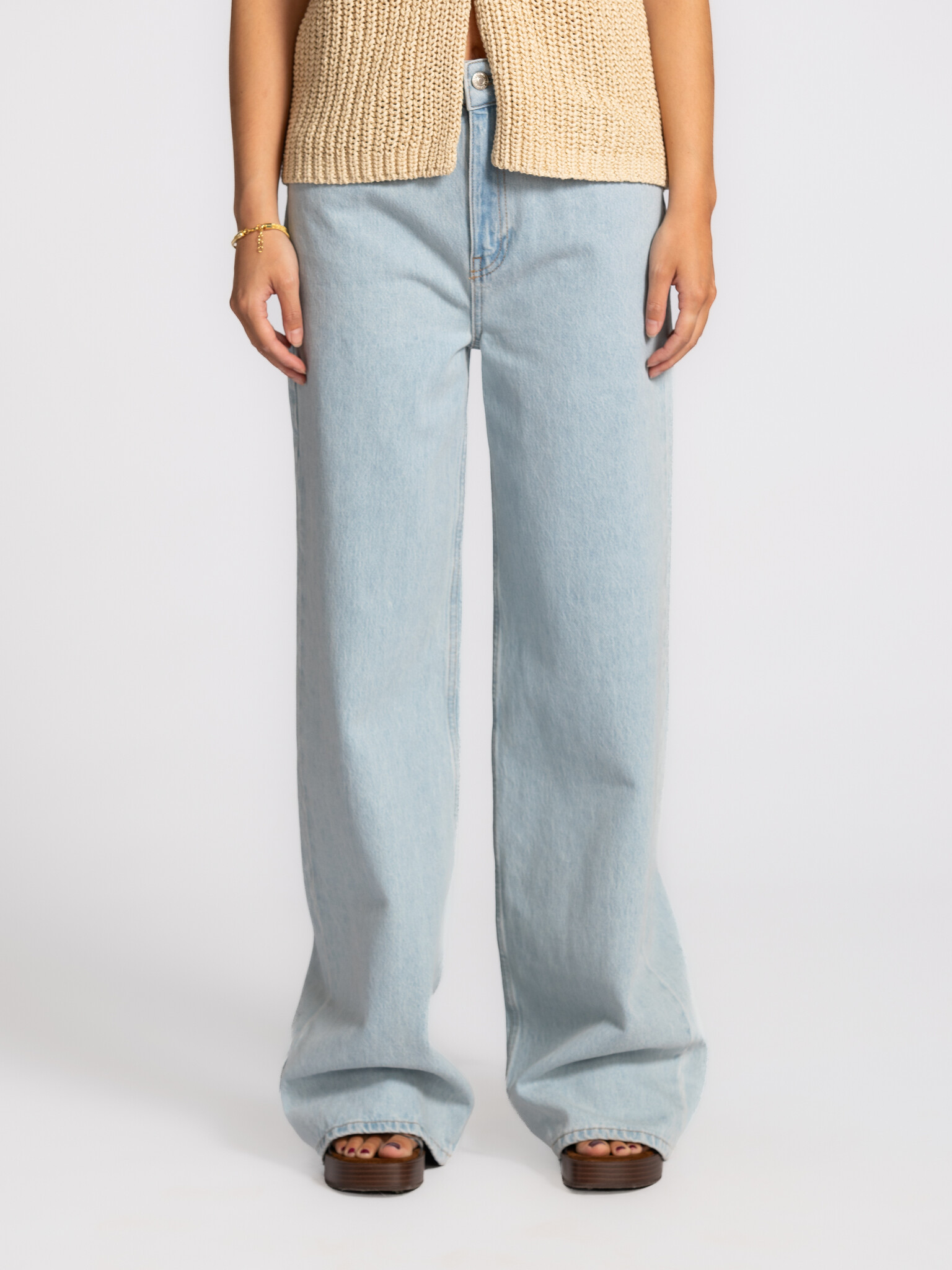 Les Soeurs wide fit jeans Jules 1. Clean and timeless. These light blue denim trousers feature a straight, long cut and a...