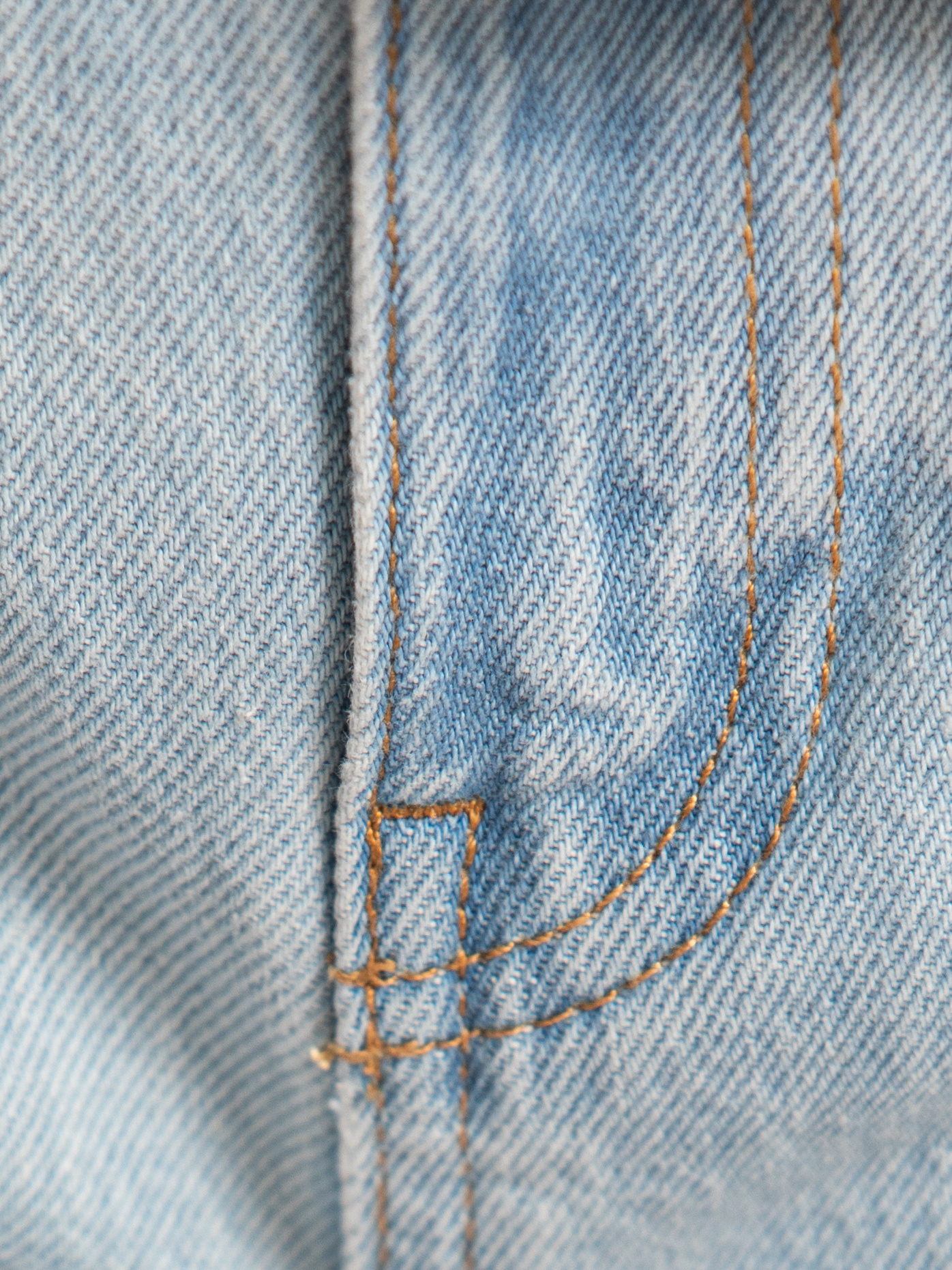 Les Soeurs wide fit jeans Jules 6. Clean and timeless. These light blue denim trousers feature a straight, long cut and a...