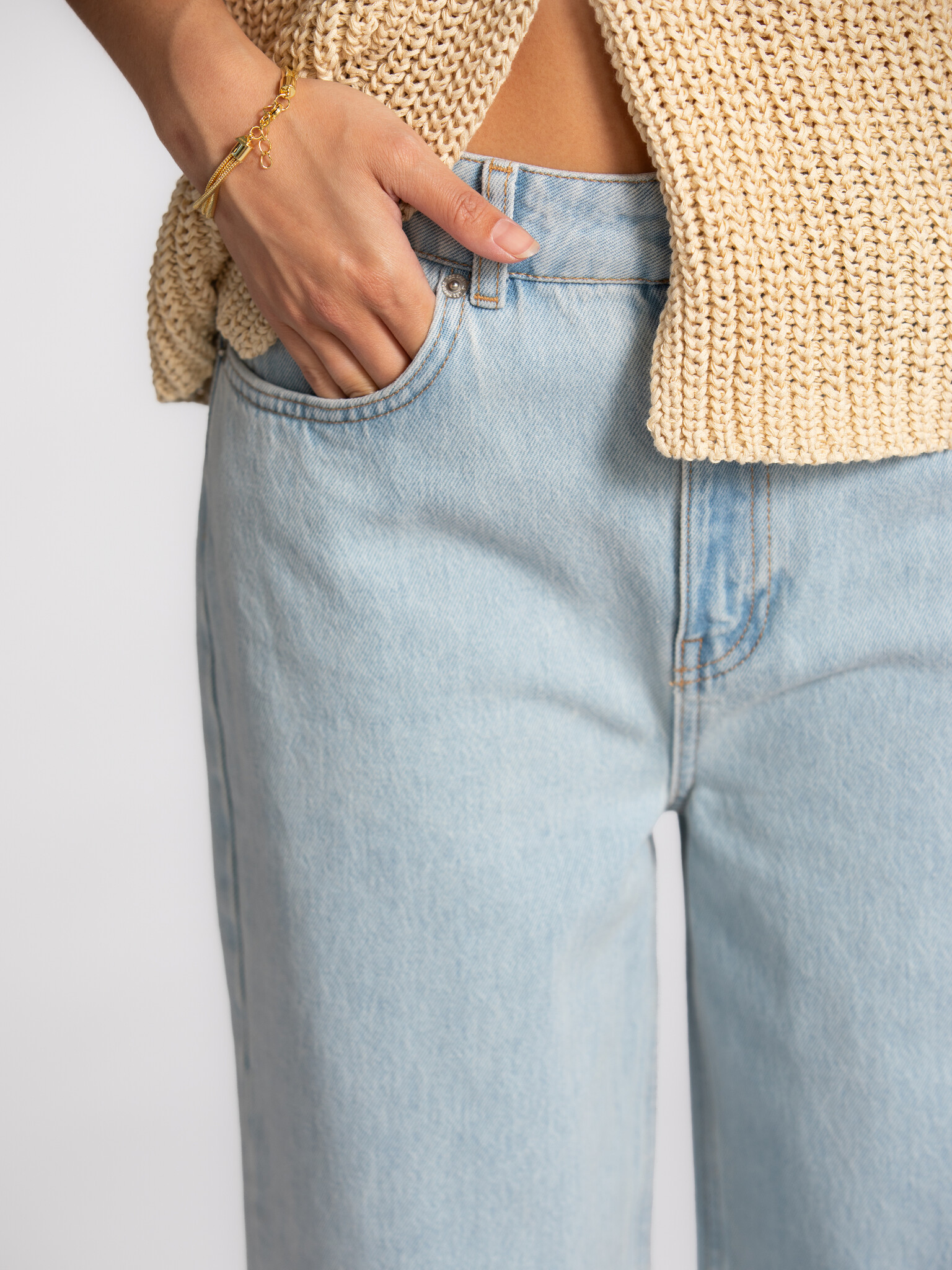 Les Soeurs wide fit jeans Jules 4. Clean and timeless. These light blue denim trousers feature a straight, long cut and a...