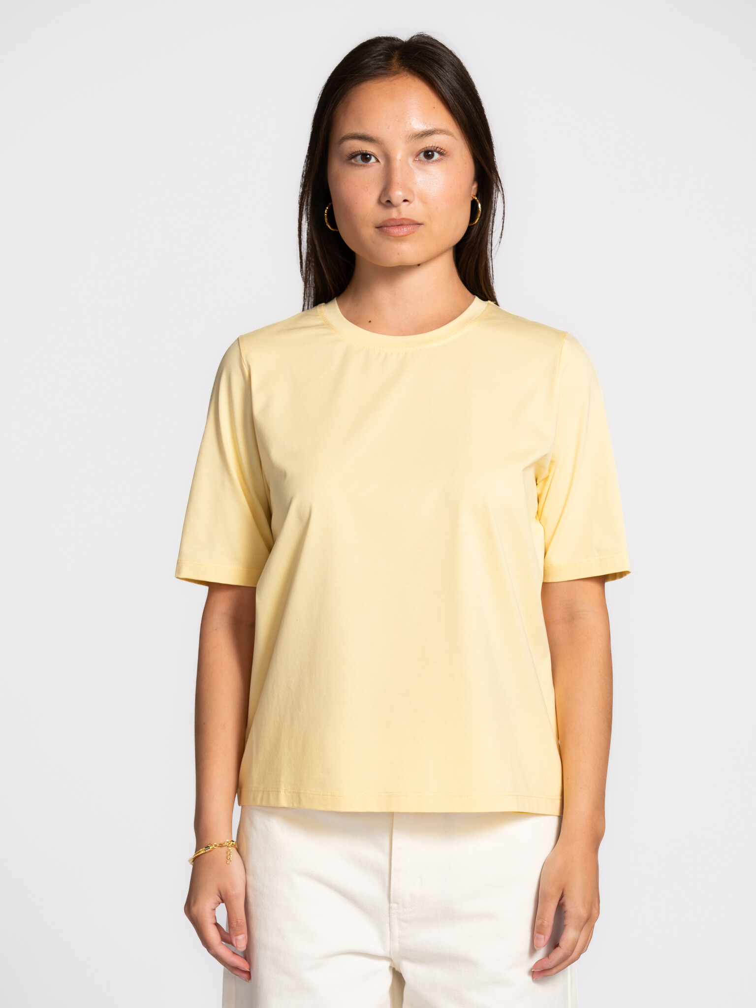 Les Soeurs t-shirt ajusté Maisie 1. Le t-shirt vers lequel vous revenez toujours. Sa matière douce et sa belle coupe le r...