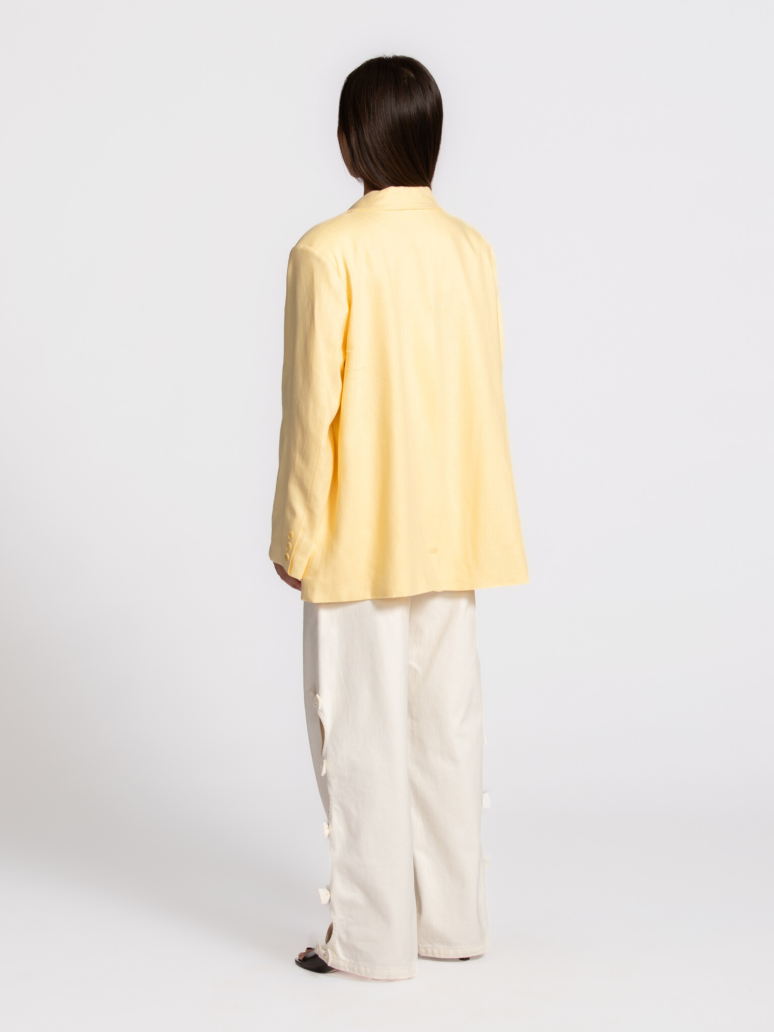 Les Soeurs  blazer oversize Roman 5. La douce teinte jaune et la coupe oversize donnent à ce blazer une allure fraîche et...
