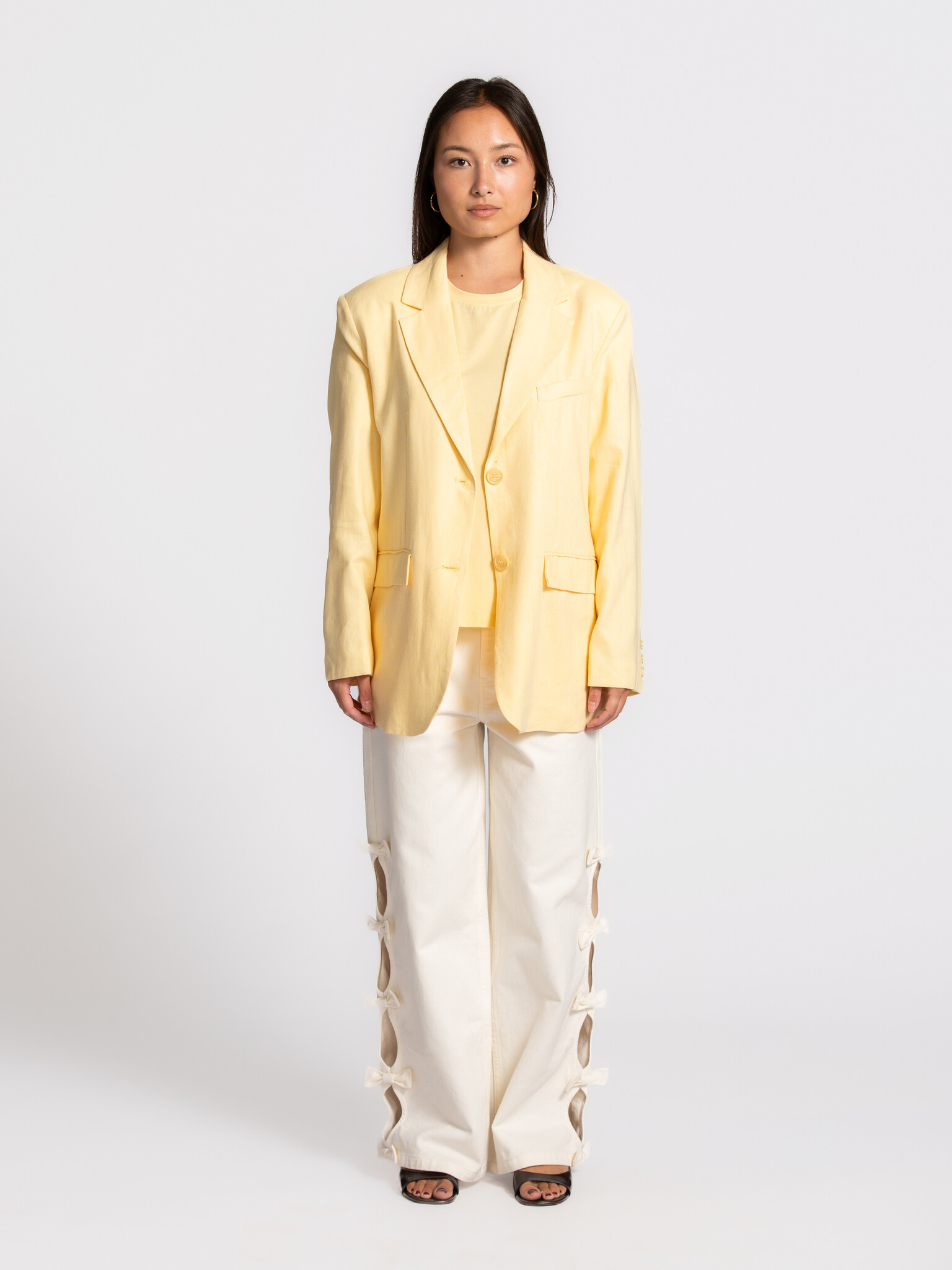 Les Soeurs  blazer oversize Roman 3. La douce teinte jaune et la coupe oversize donnent à ce blazer une allure fraîche et...