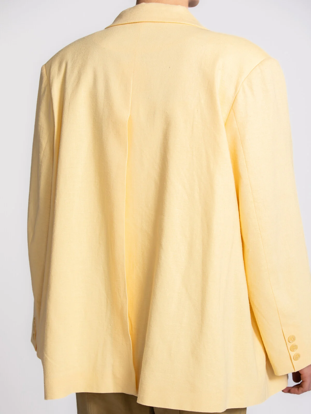Les Soeurs  blazer oversize Roman 4. La douce teinte jaune et la coupe oversize donnent à ce blazer une allure fraîche et...