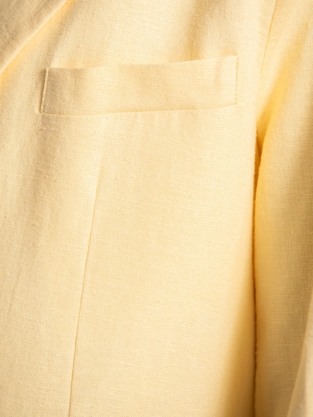 Les Soeurs  blazer oversize Roman 6. La douce teinte jaune et la coupe oversize donnent à ce blazer une allure fraîche et...