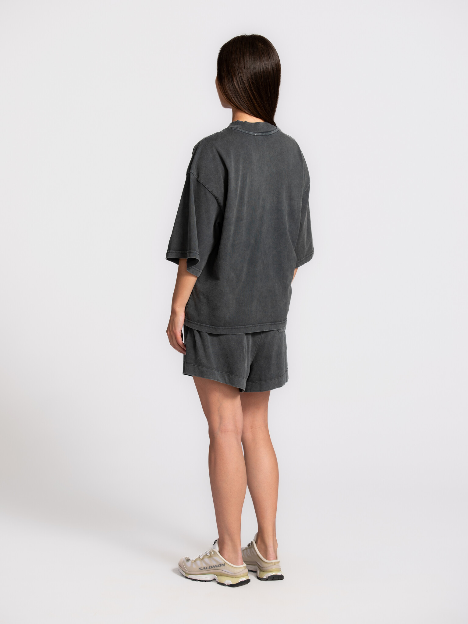 Les Soeurs boxy T-shirt Tiara 5. A basic with character. The washed dark grey shade and comfortable fit make this tee per...