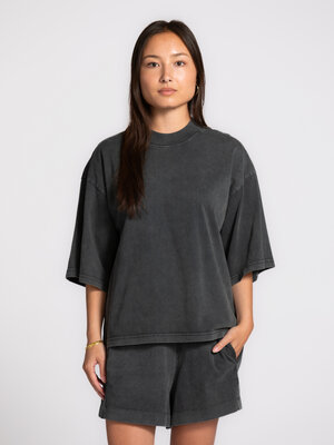 T-shirt Tiara. A basic with character. The washed dark grey shade and comfortable fit make this tee perfect for everyday ...