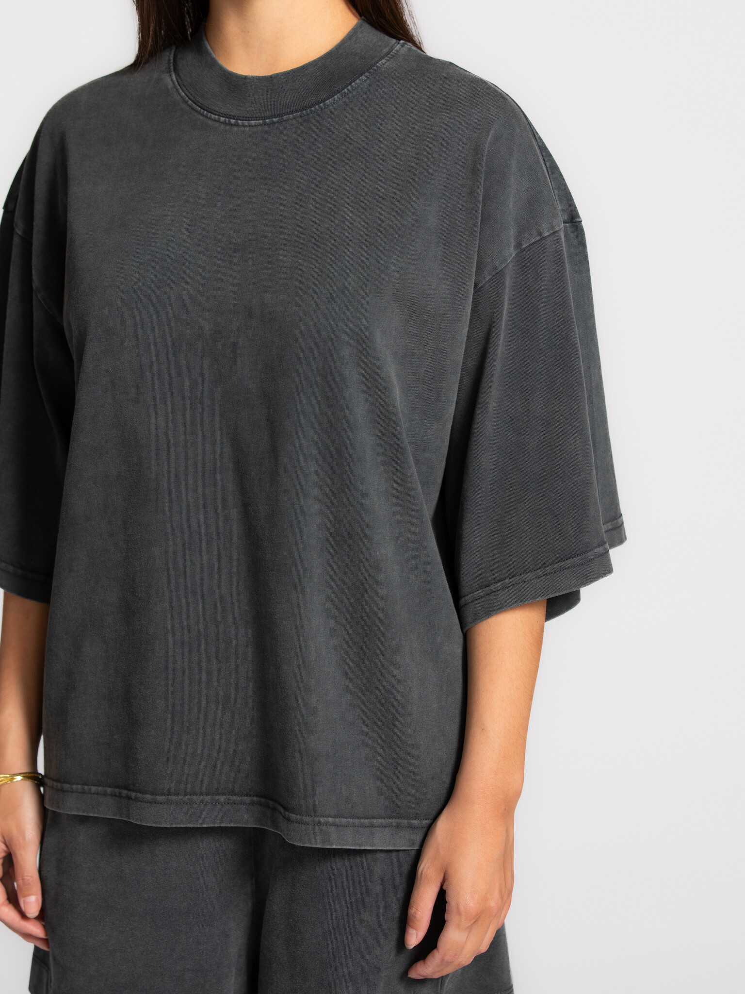 Les Soeurs boxy T-shirt Tiara 4. A basic with character. The washed dark grey shade and comfortable fit make this tee per...