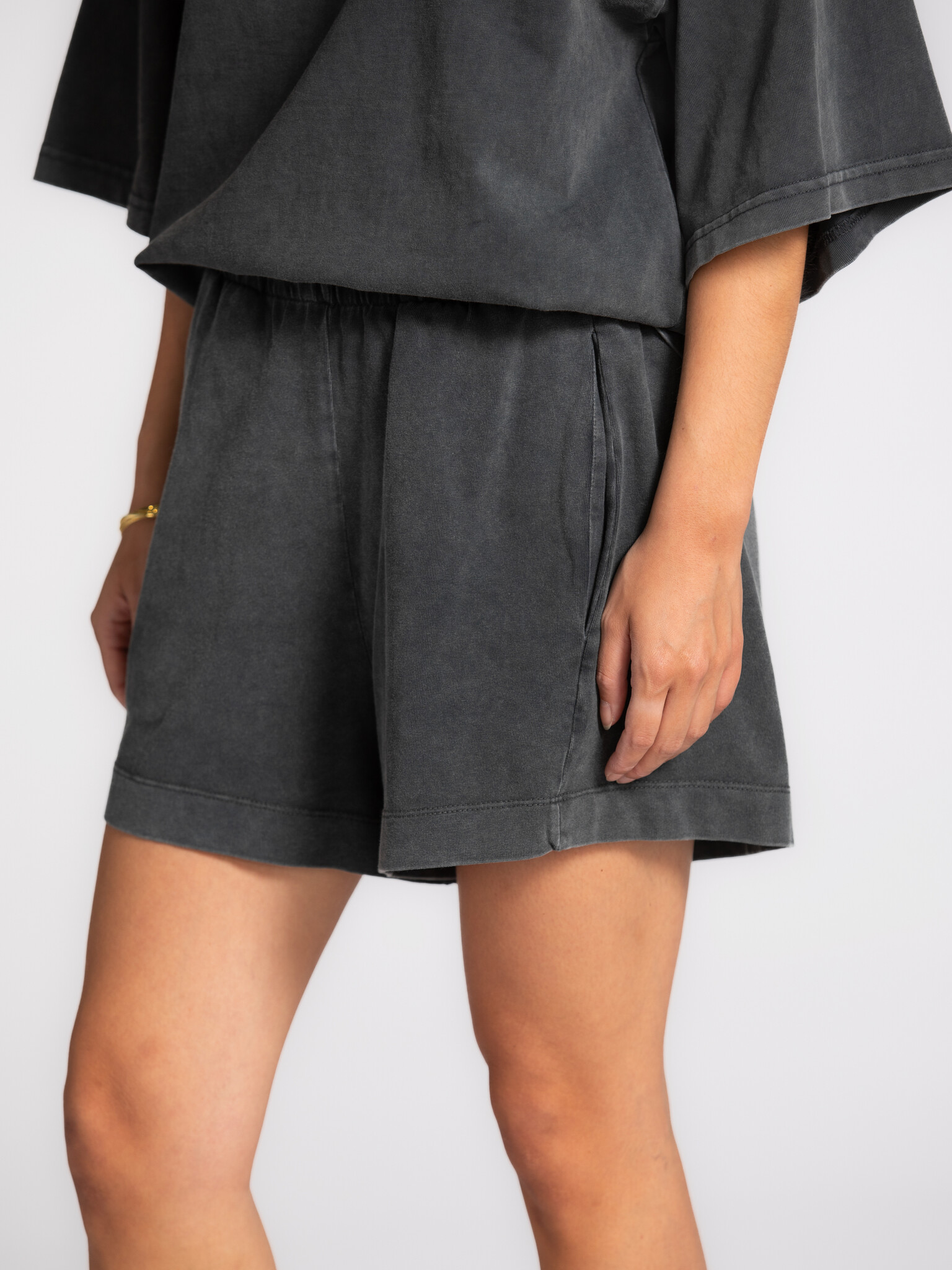 Les Soeurs relaxed shorts Lucie 4. The washed fabric and loose fit give these shorts a relaxed feel that perfectly suits ...