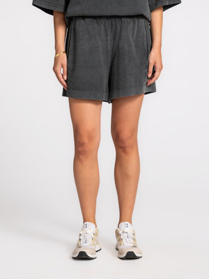 Short Lucie. De washed stof en losse fit geven deze short een relaxte uitstraling die perfect past bij rustige dagen en c...