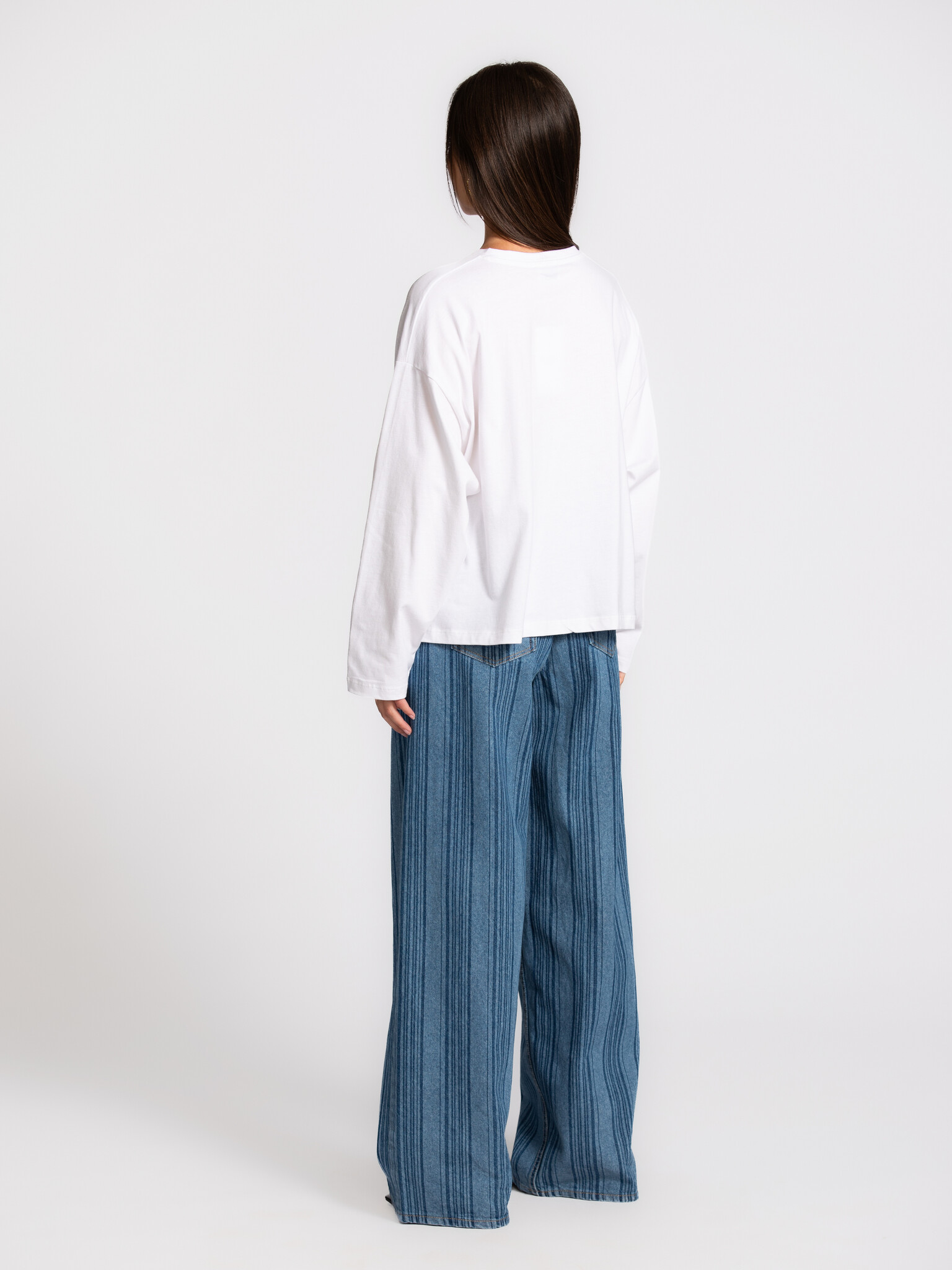 Les Soeurs longsleeve T-shirt Miles 5. Not just an essential. The soft fabric and relaxed fit make this long sleeve a tru...