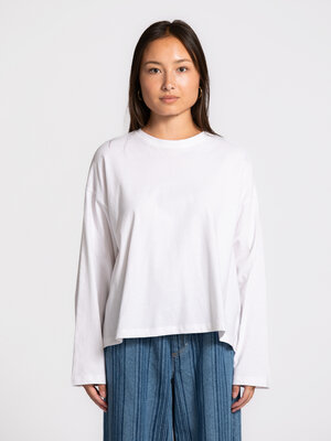 Longsleeve T-shirt Miles. Not just an essential. The soft fabric and relaxed fit make this long sleeve a true everyday fa...