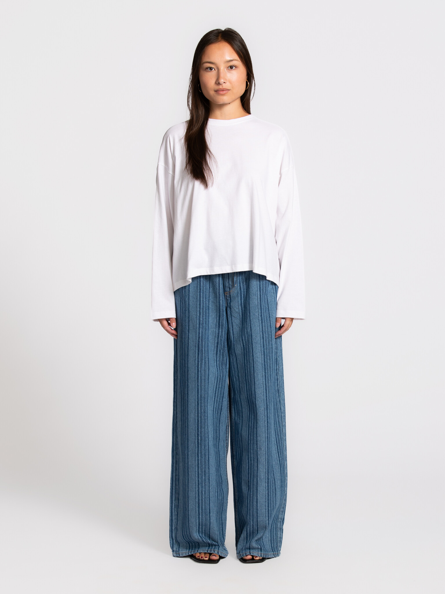Edited pantalon rayé Tula 3. Ce pantalon tombe parfaitement, du matin au soir. Léger et confortable, avec cette sensation...