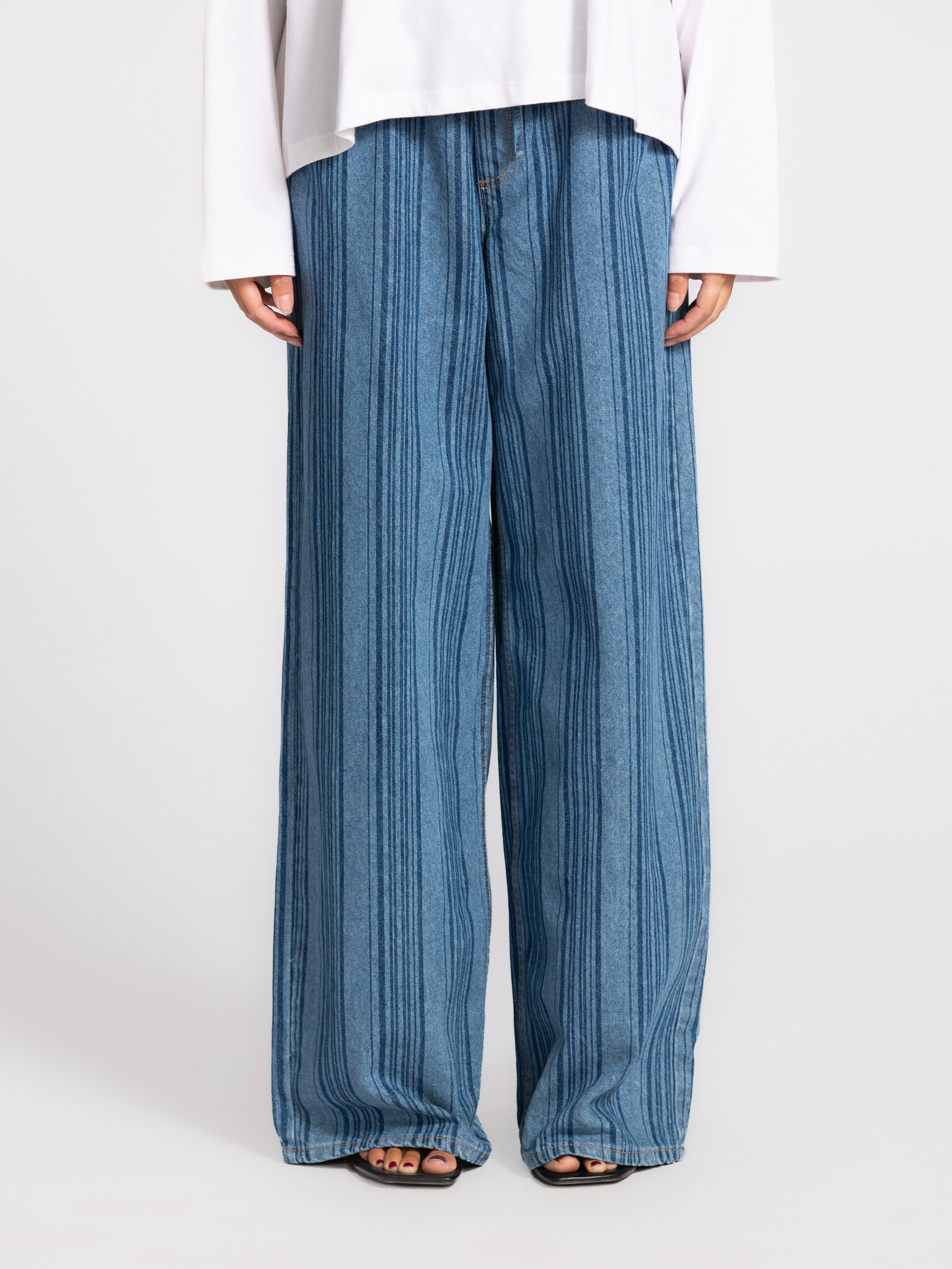 Edited pantalon rayé Tula 1. Ce pantalon tombe parfaitement, du matin au soir. Léger et confortable, avec cette sensation...