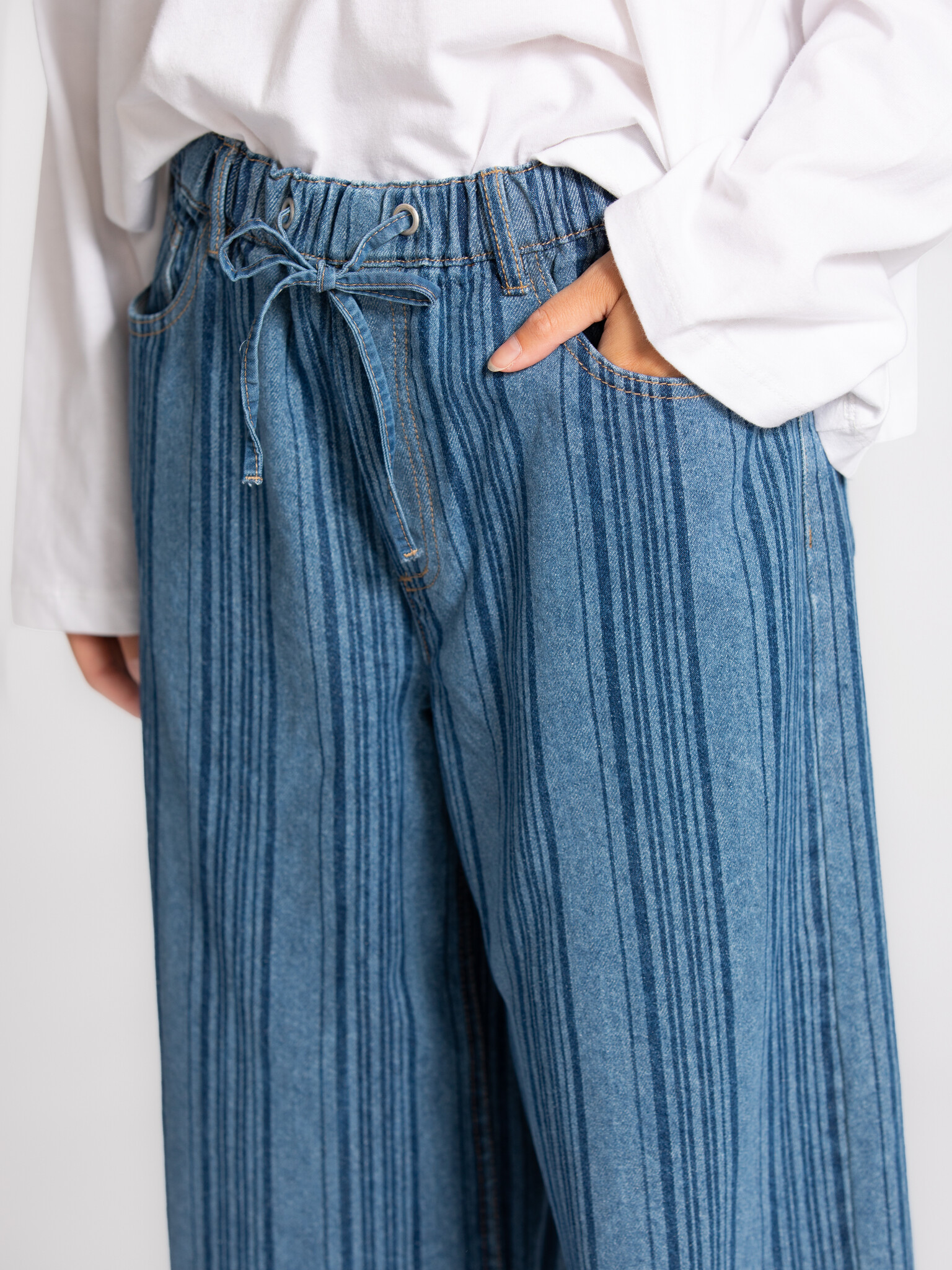 Edited pantalon rayé Tula 4. Ce pantalon tombe parfaitement, du matin au soir. Léger et confortable, avec cette sensation...