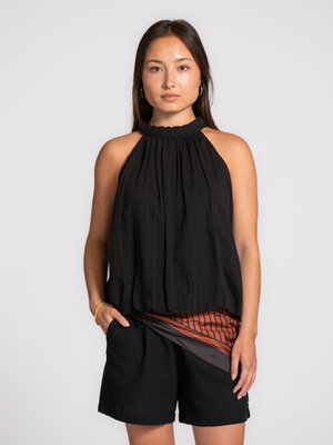 Top Annie. Less sleeves, more ease. Deze mouwloze top voelt licht aan en heeft een zachte, vrouwelijke uitstraling. Een s...