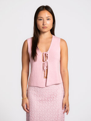 Vest Lari. Not your usual layer. Fijne strikdetails en een zachte knit zorgen voor een vrouwelijke uitstraling met een su...