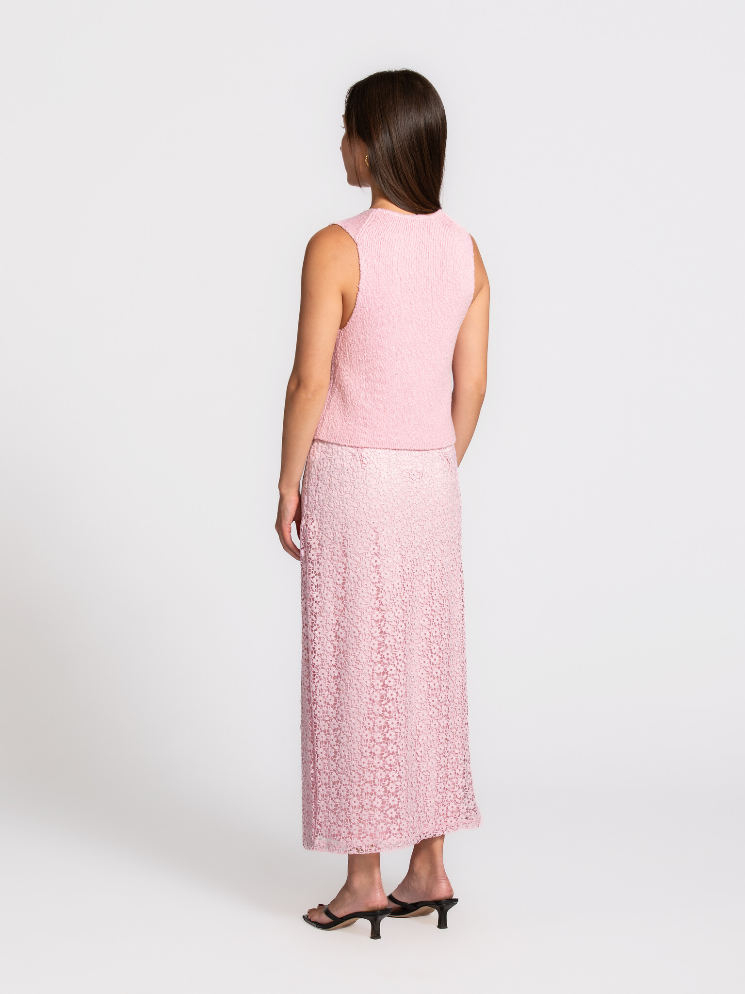 Edited geborduurde rok Xue 5. Deze rok combineert een verfijnde bloemenstructuur met een elegante lengte voor een look di...