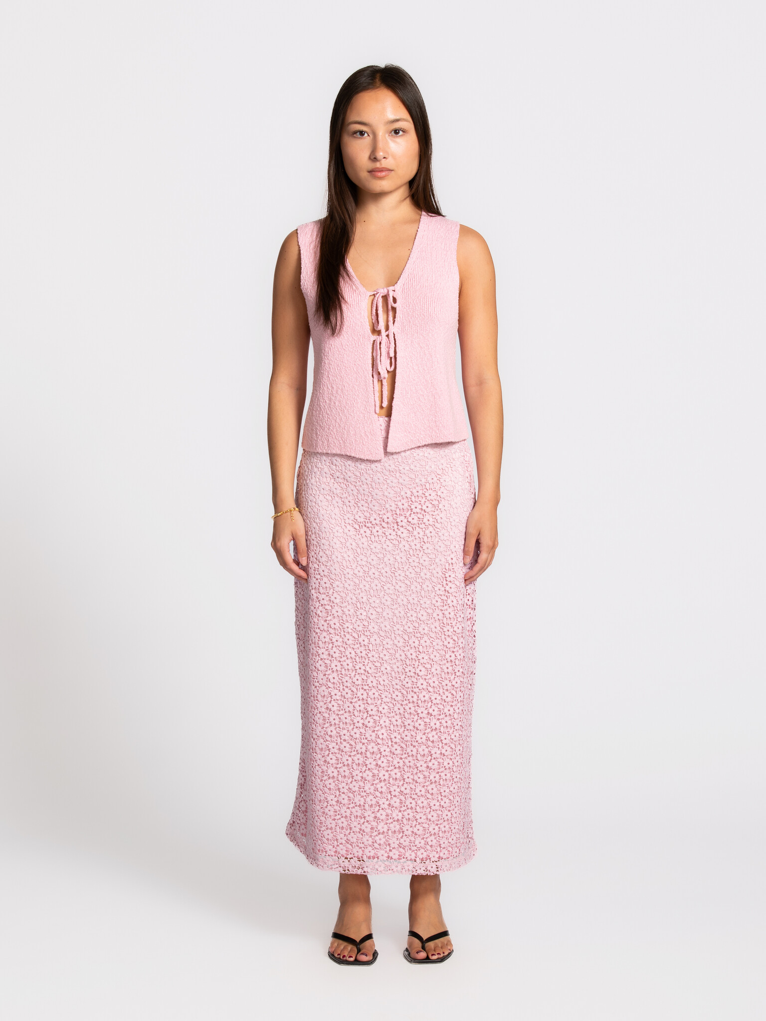 Edited geborduurde rok Xue 3. Deze rok combineert een verfijnde bloemenstructuur met een elegante lengte voor een look di...