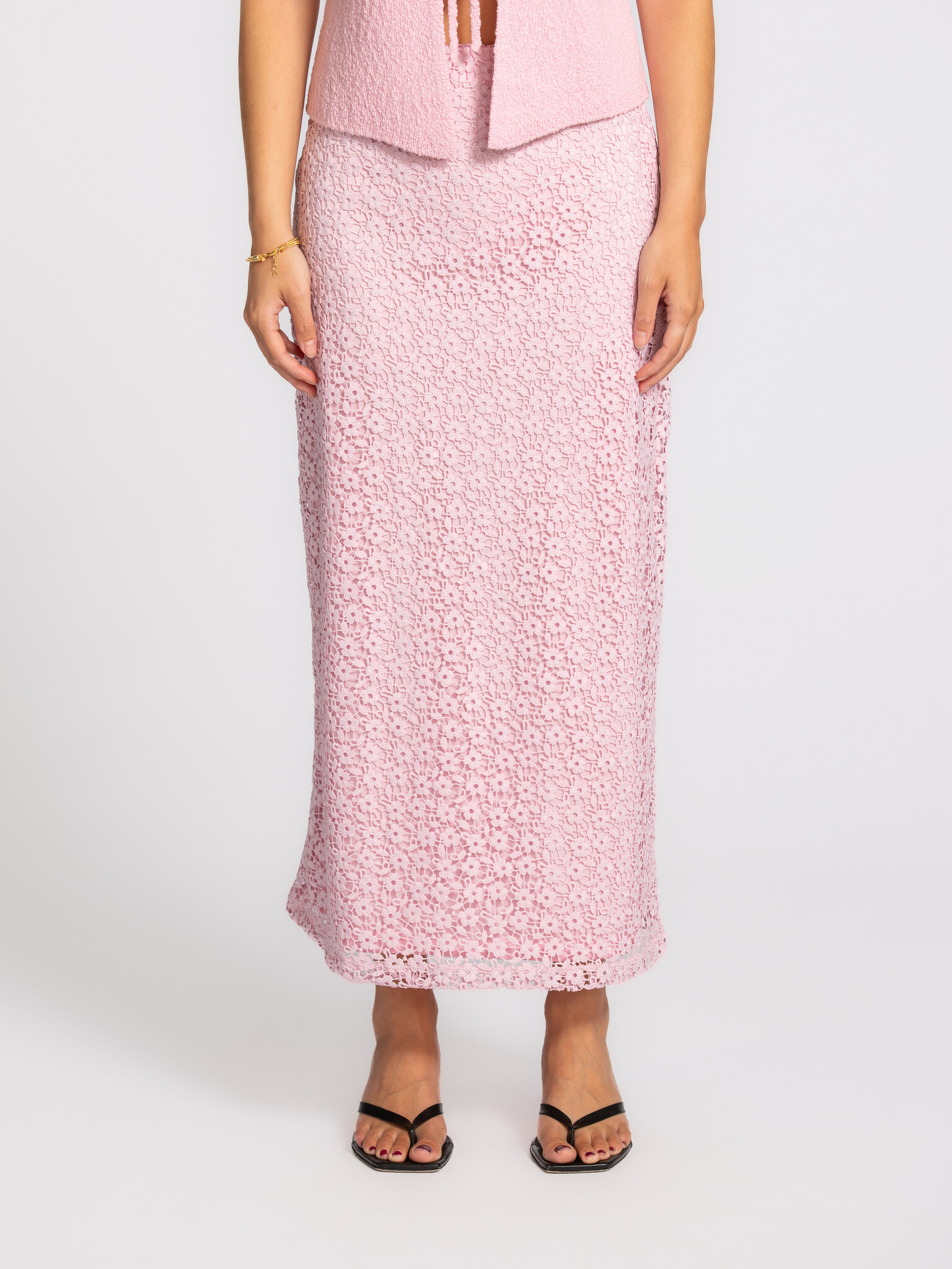 Edited geborduurde rok Xue 1. Deze rok combineert een verfijnde bloemenstructuur met een elegante lengte voor een look di...