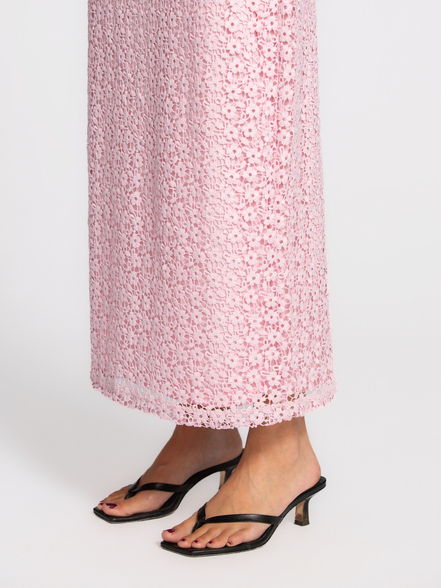 Edited geborduurde rok Xue 4. Deze rok combineert een verfijnde bloemenstructuur met een elegante lengte voor een look di...
