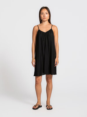Robe Freda. La beauté de cette robe réside dans son mouvement. Son tissu aérien tombe avec souplesse le long du corps, ta...