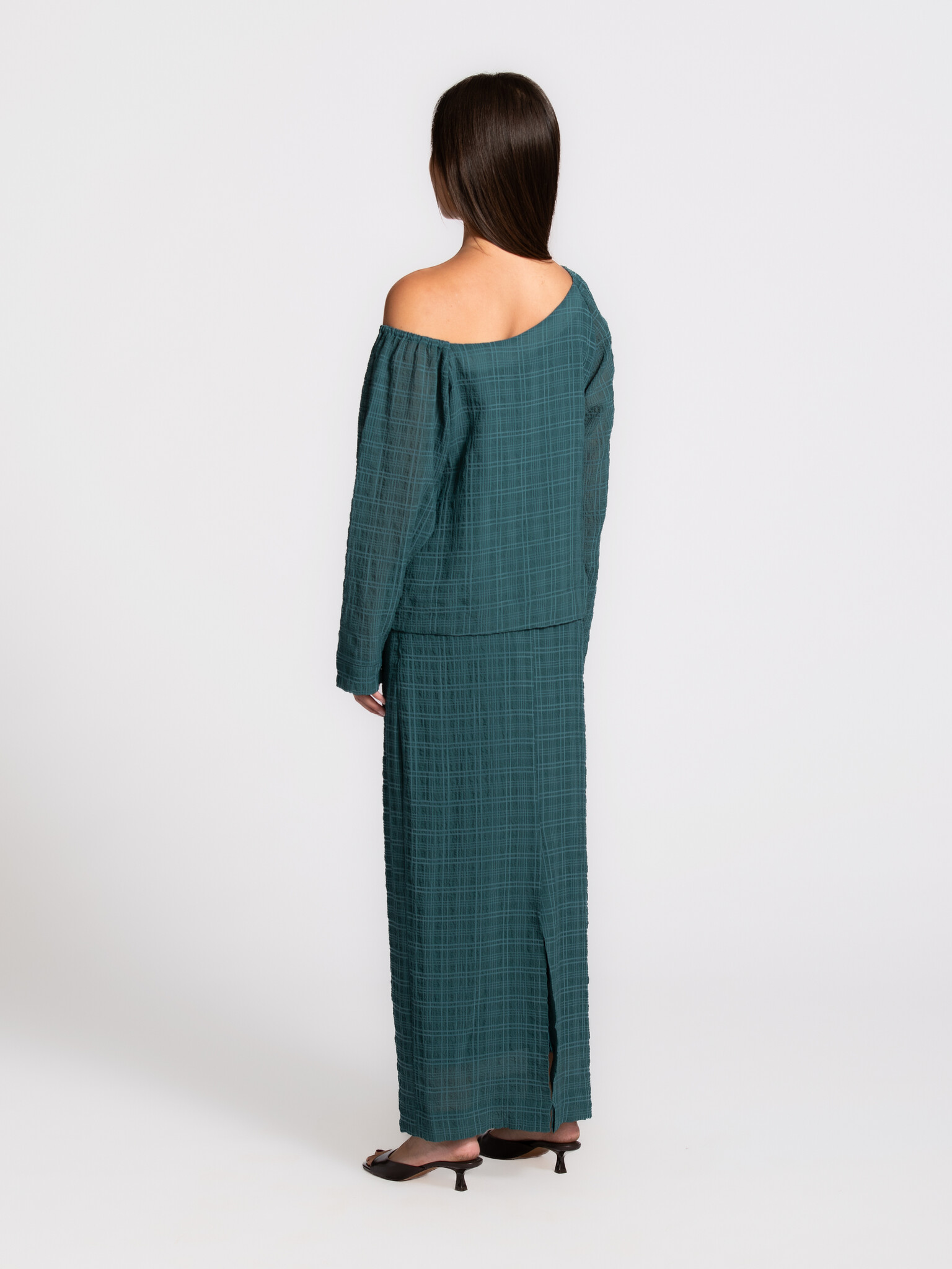 Les Soeurs off-shoulder blouse Sem 5. Just a bit different. You feel it instantly when you put it on: light, free and jus...