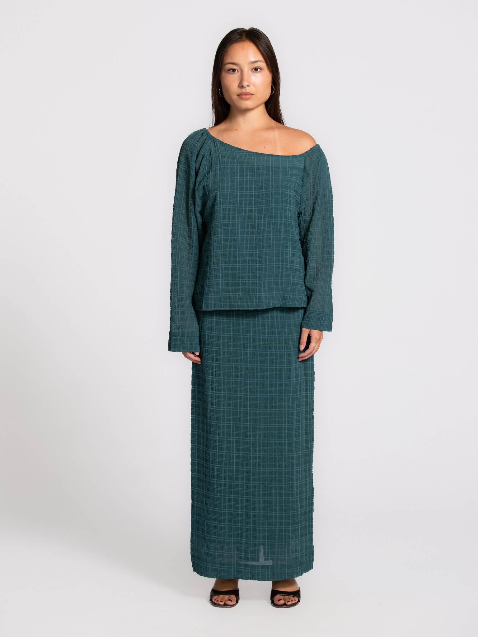 Les Soeurs off-shoulder blouse Sem 3. Just a bit different. You feel it instantly when you put it on: light, free and jus...