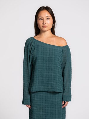 Blouse Sem. Just a bit different. You feel it instantly when you put it on: light, free and just a little unexpected. A s...