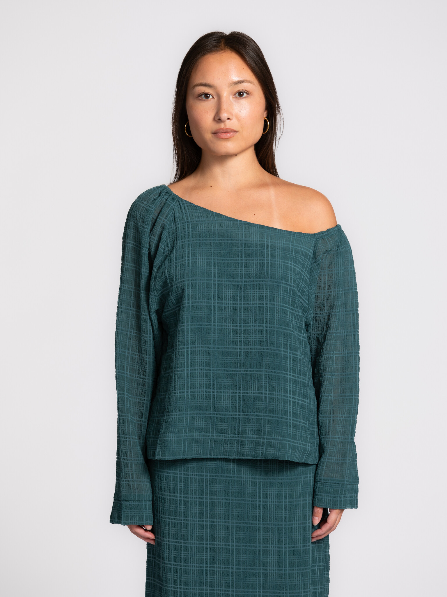 Les Soeurs off-shoulder blouse Sem 1. Just a bit different. You feel it instantly when you put it on: light, free and jus...