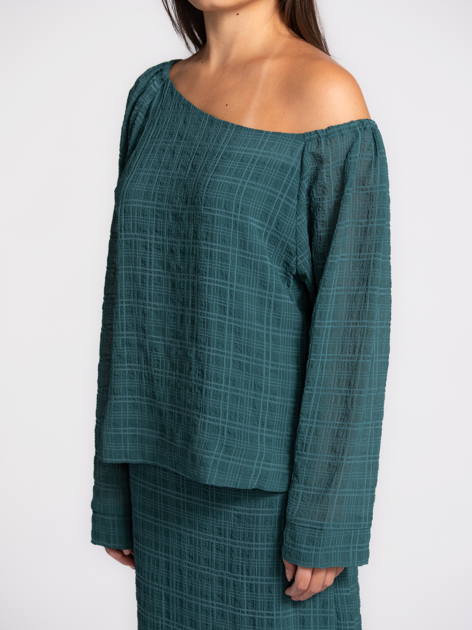 Les Soeurs off-shoulder blouse Sem 4. Just a bit different. You feel it instantly when you put it on: light, free and jus...