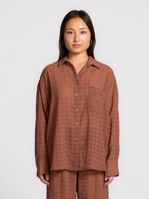 Chemise Puck. Sun-washed ease. Cette chemise est légère et naturelle, avec une matière aérienne et une texture subtile qu...