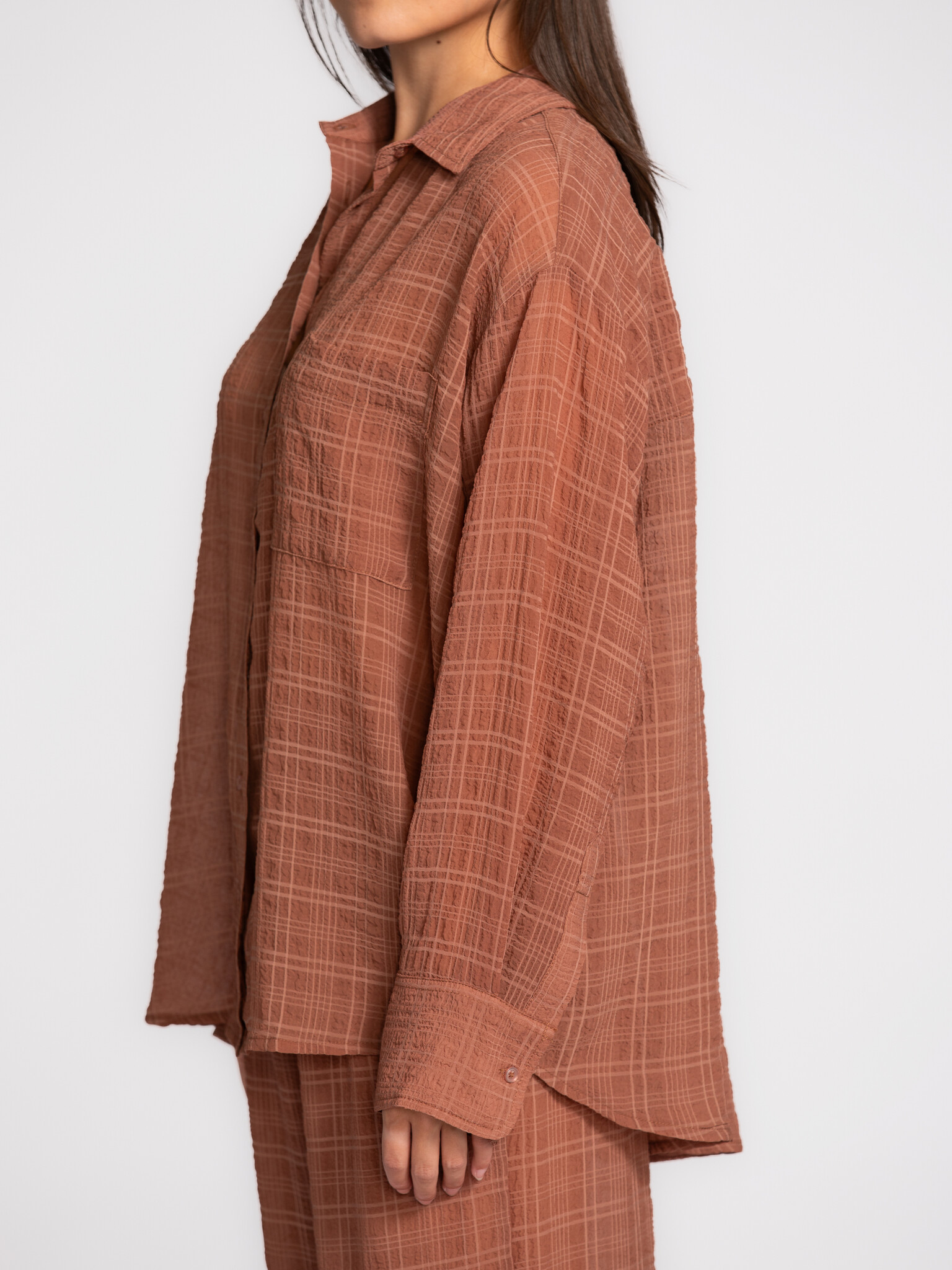 Les Soeurs gestructureerd hemd Puck 4. Sun-washed ease. Dit hemd voelt licht en natuurlijk aan. De luchtige stof en subti...