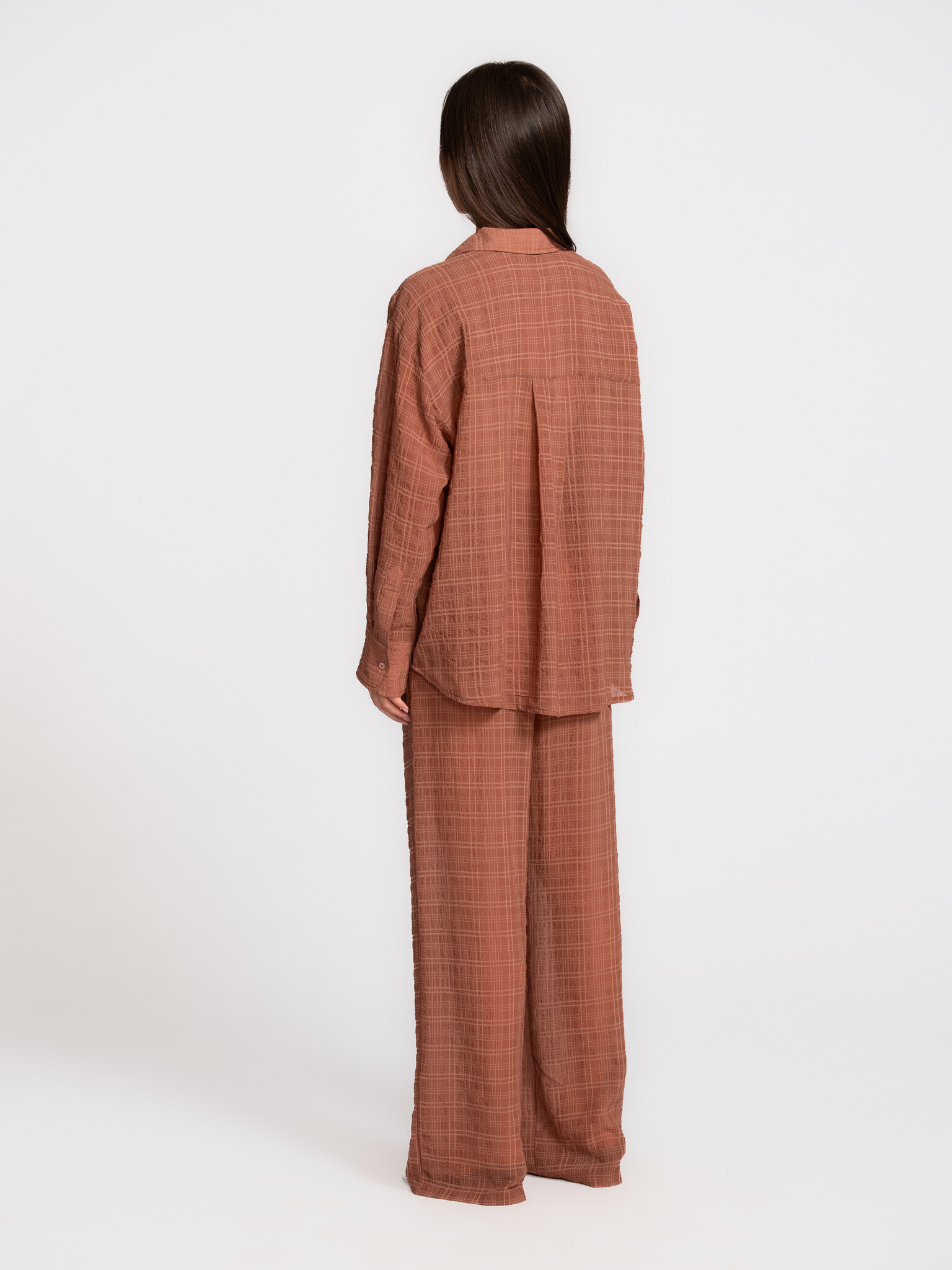 Les Soeurs gestructureerde broek Ces 5. Take it slow. De broek valt los en volgt je beweging zonder moeite, terwijl de su...