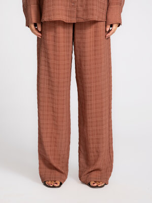 Pantalon Ces. Take it slow. Le pantalon tombe avec fluidité et accompagne vos mouvements avec aisance, tandis que la text...