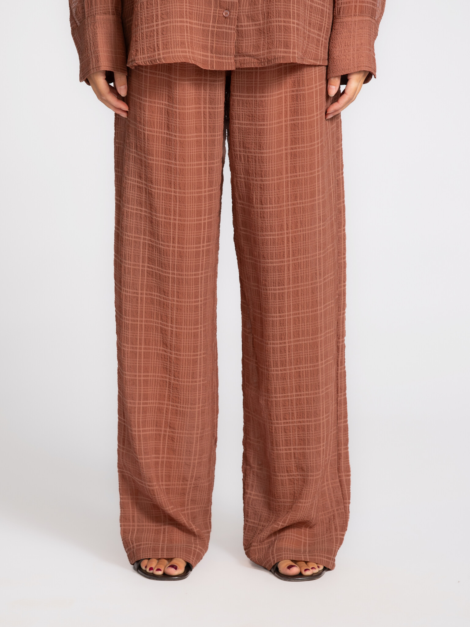 Les Soeurs gestructureerde broek Ces 1. Take it slow. De broek valt los en volgt je beweging zonder moeite, terwijl de su...