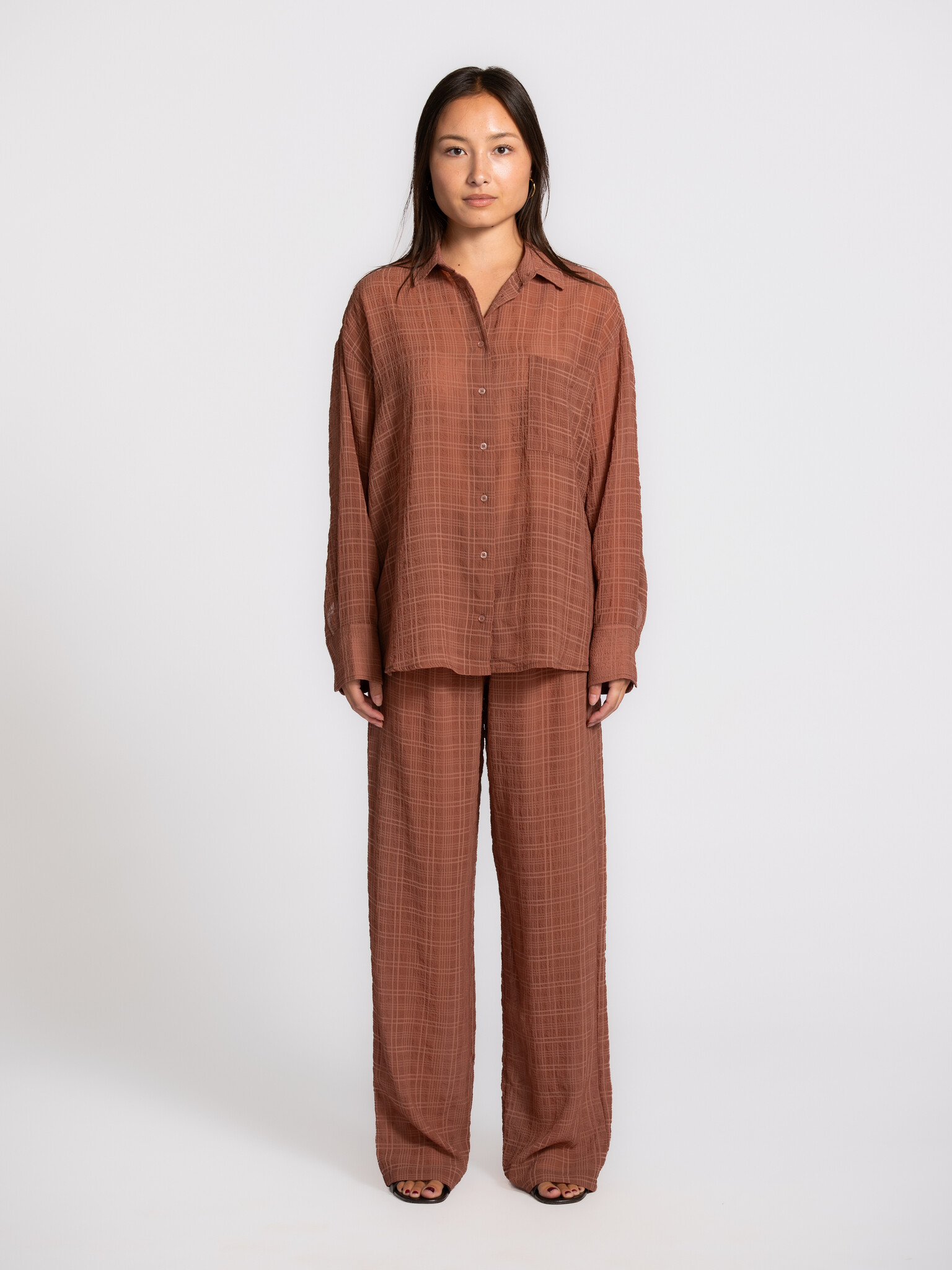 Les Soeurs gestructureerde broek Ces 3. Take it slow. De broek valt los en volgt je beweging zonder moeite, terwijl de su...