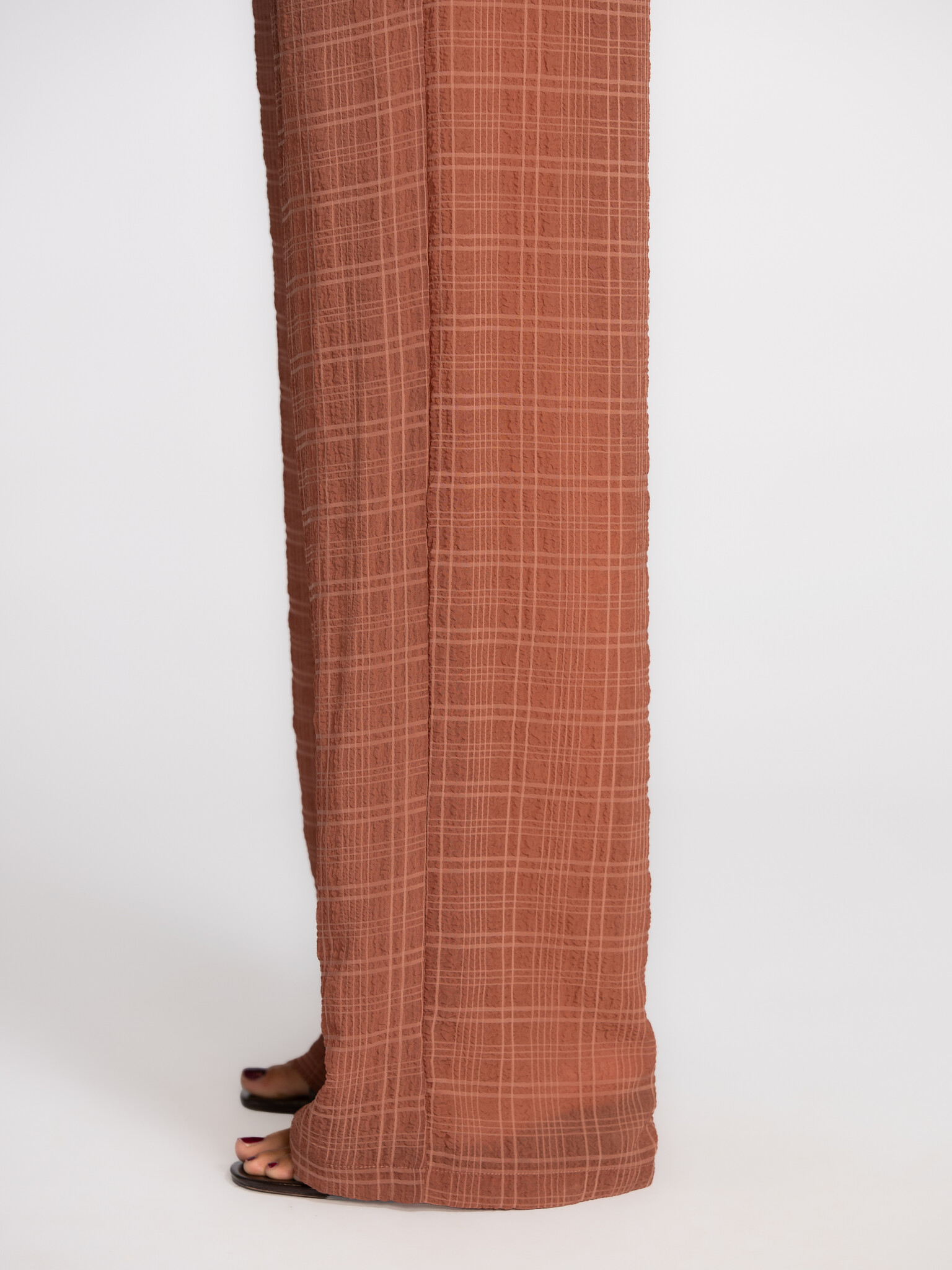 Les Soeurs gestructureerde broek Ces 4. Take it slow. De broek valt los en volgt je beweging zonder moeite, terwijl de su...